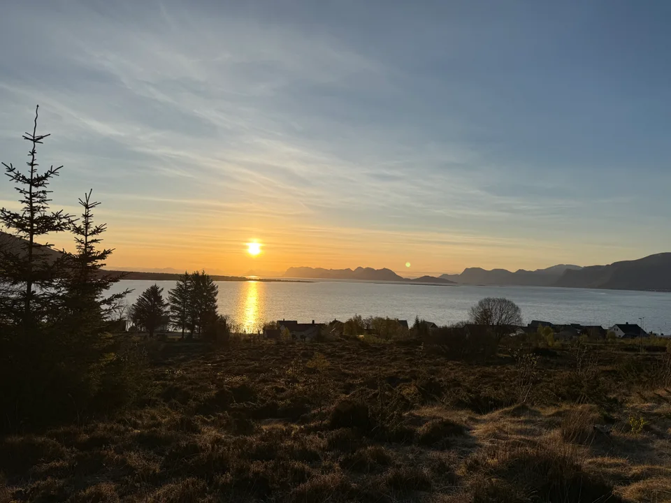 Kveldslys over sjøen på Nordøyane